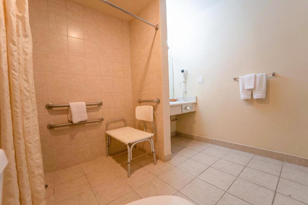 2 Full Bed Accessible room - Image 3