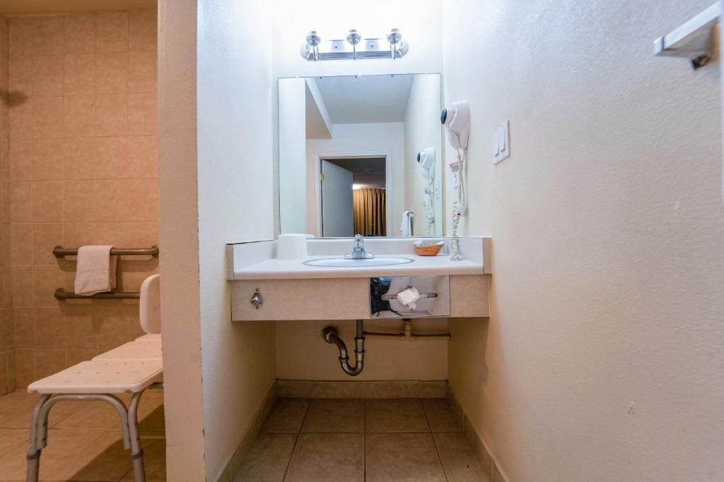 2 Full Bed Accessible room - Image 1