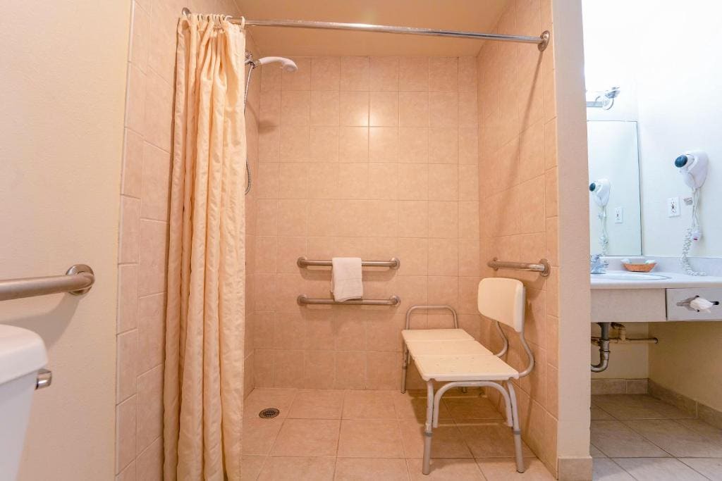 2 Full Bed Accessible room - Image 2