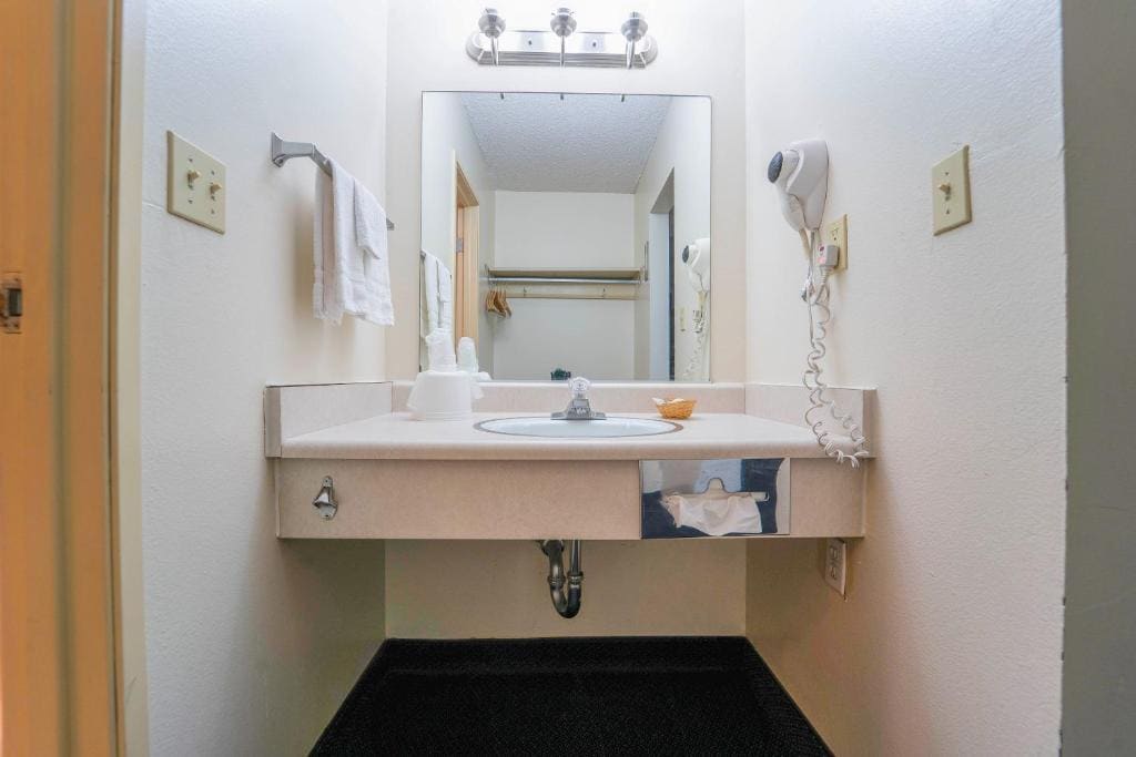 Deluxe King Bed room - Image 1