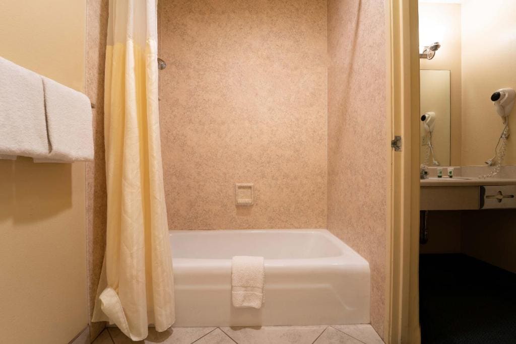 Deluxe Suite King Bed - Pool View room - Image 2