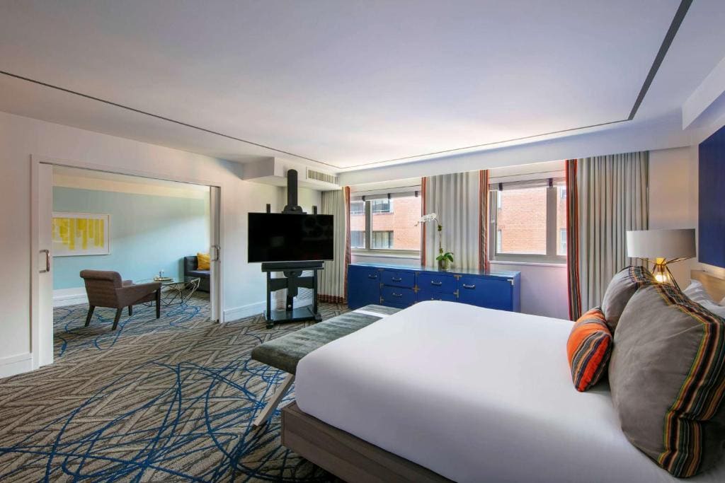 One-Bedroom King Suite with Bathtub - Mobility Accessible room - Image 2