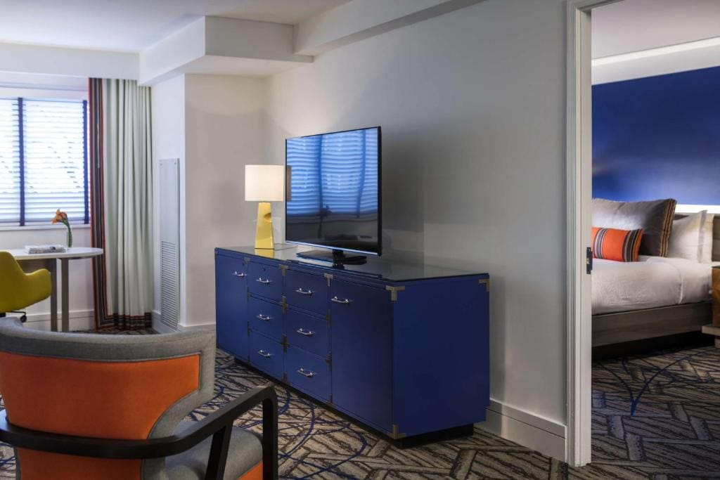 Deluxe Suite King room - Image 3