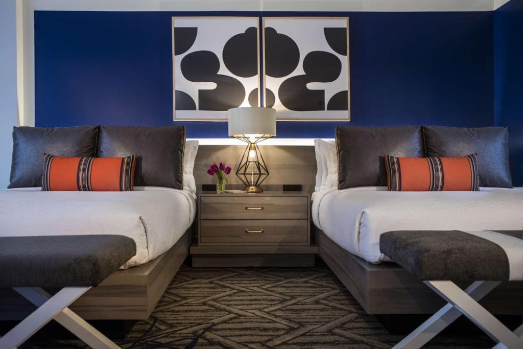 Deluxe Two Queens Beds room - Image 3