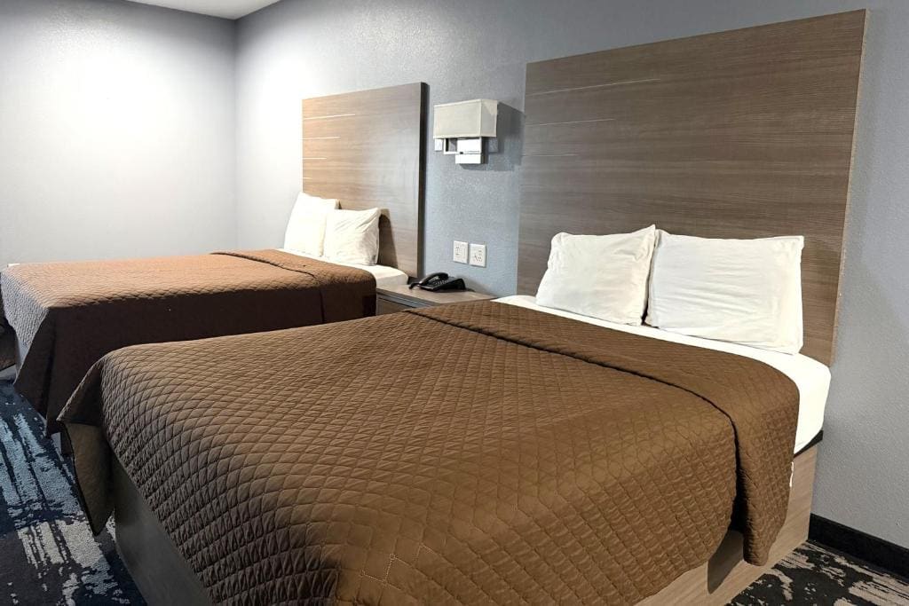 2 Queen Beds Suite Non-Smoking room - Image 1