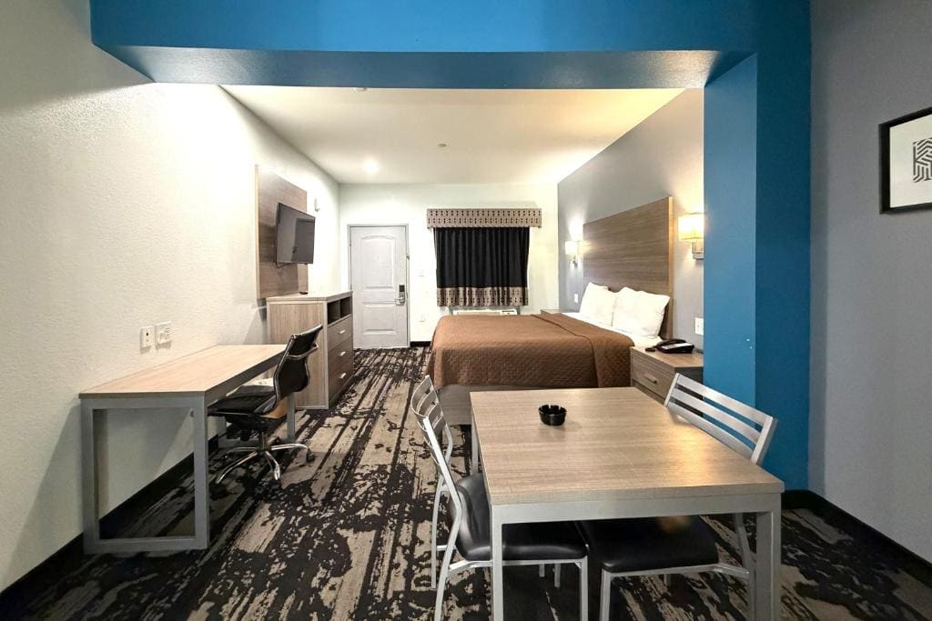 2 Queen Beds Suite Non-Smoking room - Image 2