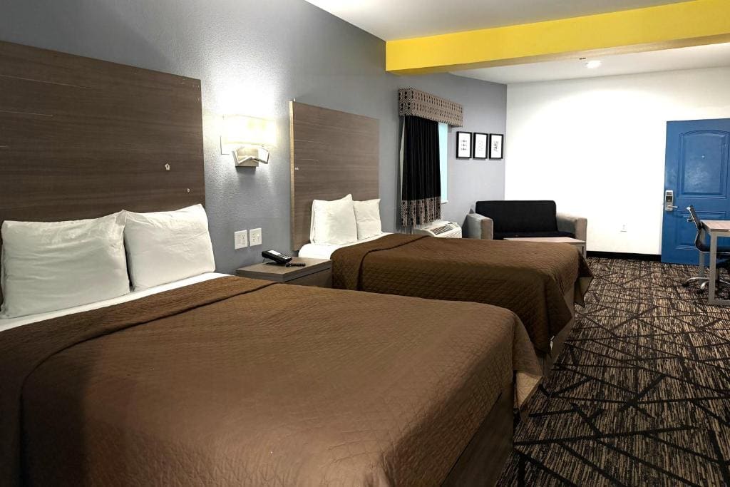 2 Queen Bed Smoking room - Image 1