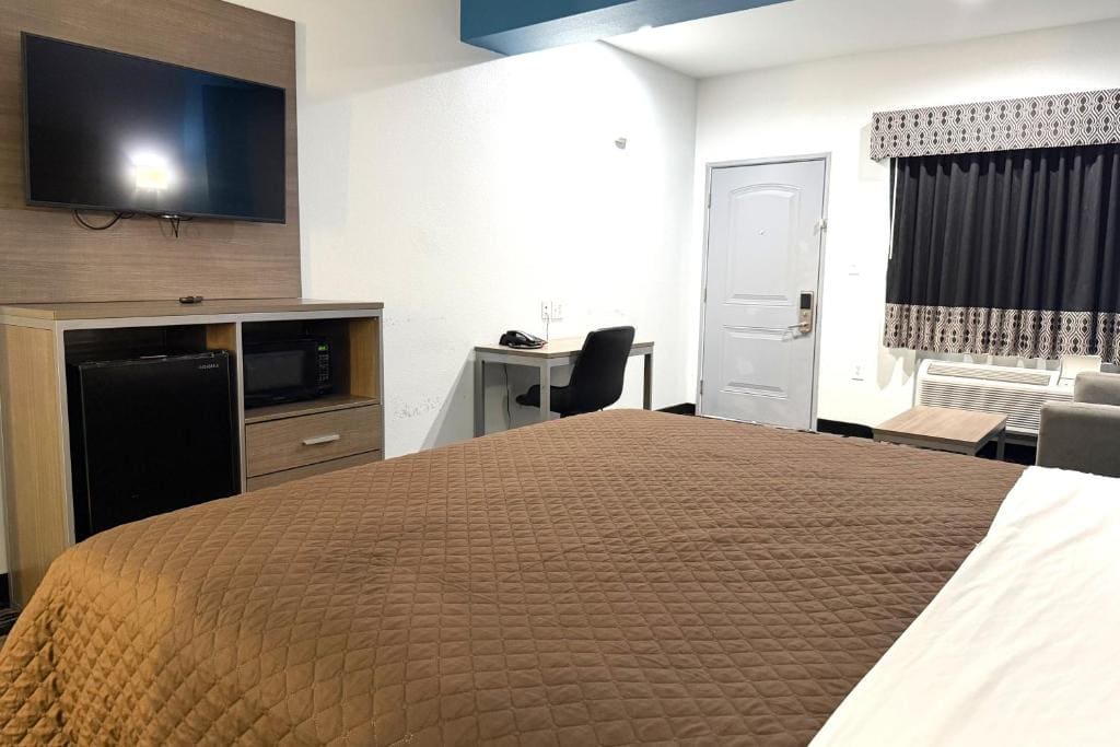 King Bed with Kitchenette Non-Smoking room - Image 3
