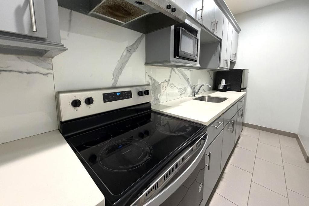 King Bed with Kitchenette Smoking room - Image 1