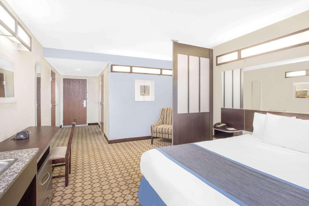 Queen Studio Suite - Non-Smoking room - Image 2