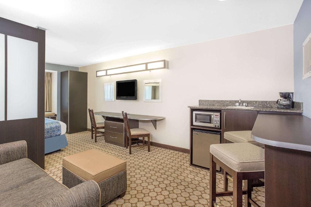 Queen Studio Suite - Non-Smoking room - Image 3