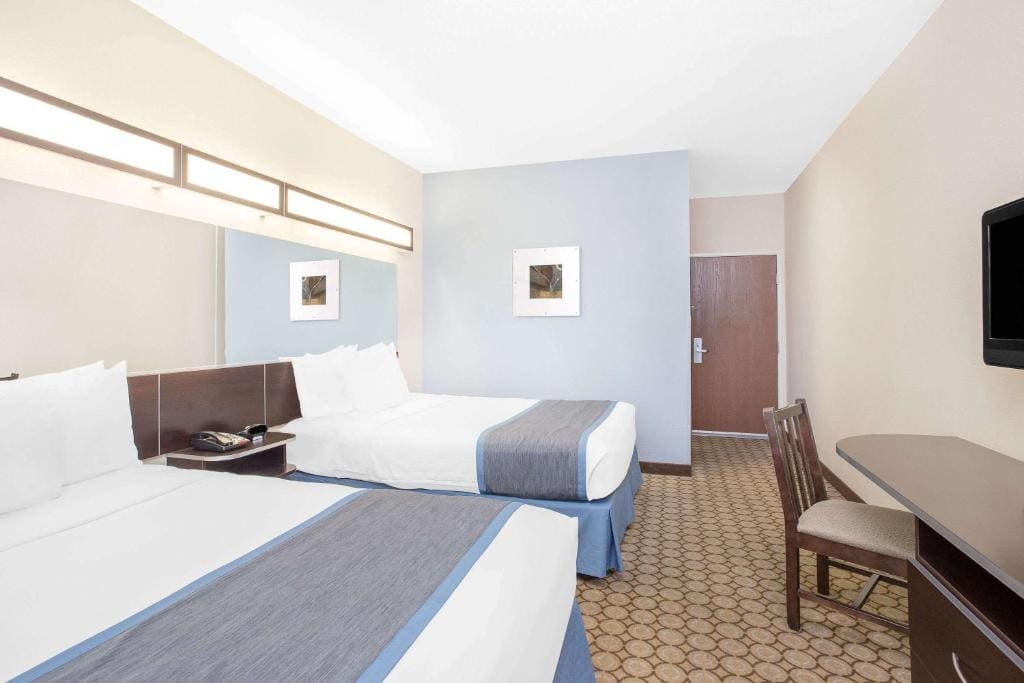 Queen Room with Two Queen Beds - Non-Smoking room - Image 1