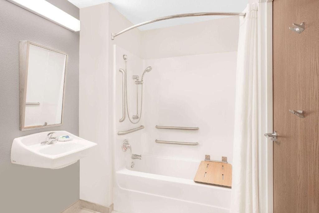 Queen Room with Two Queen Beds and Roll-In Shower - Mobility/Hearing Accessible - Non-Smoking room - Image 1