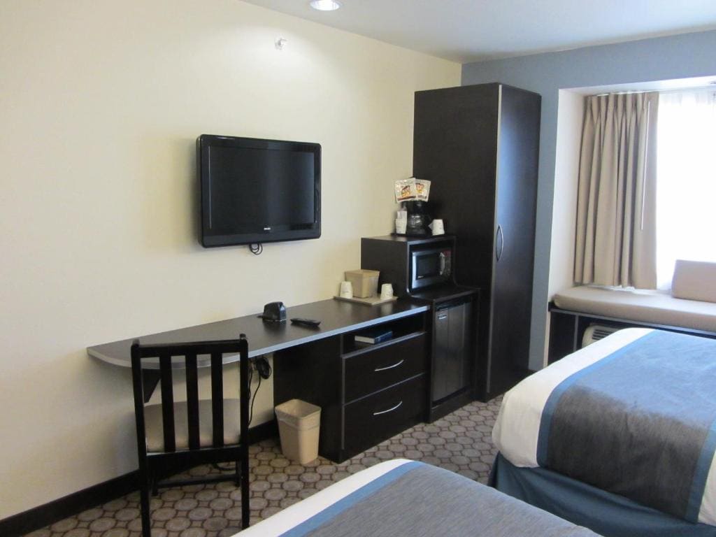 Queen Room with Two Queen Beds - Non-Smoking room - Image 2