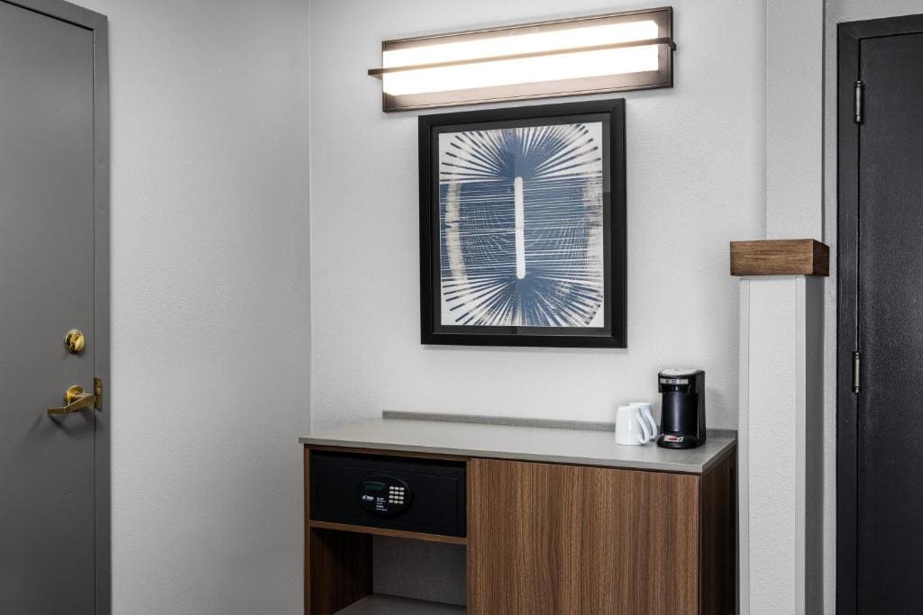 King Room with Sofa Bed and Roll-In Shower - Disability Access room - Image 1
