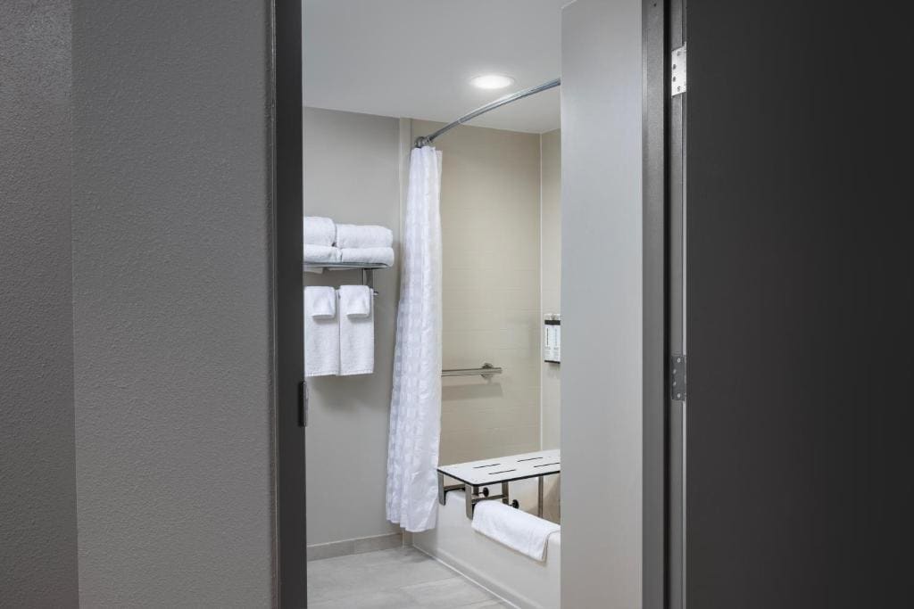 King Room with Sofa Bed and Accessible Tub - Disability Access room - Image 2