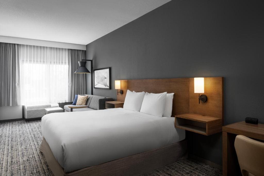 King Room with Sofa Bed and Accessible Tub - Disability Access room - Image 3
