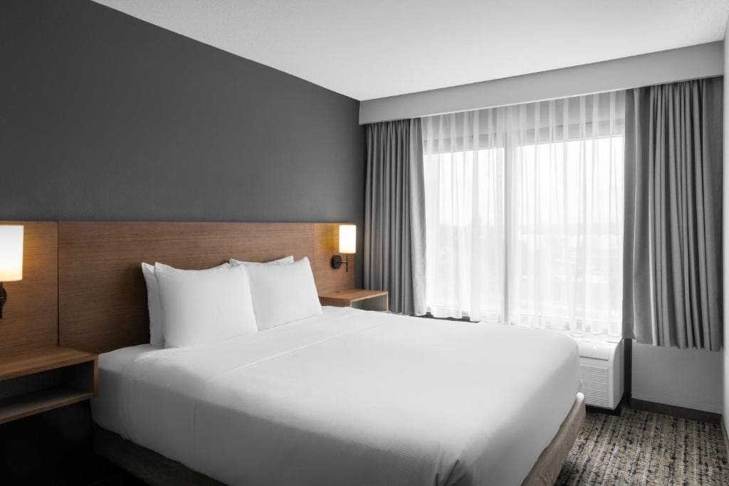 King Room with Sofa Bed and Roll-In Shower - Disability Access room - Image 2