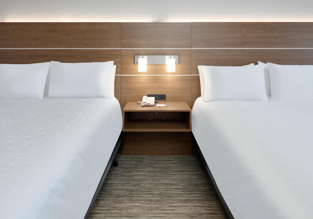 Standard Room with Two Queen Beds room - Image 3