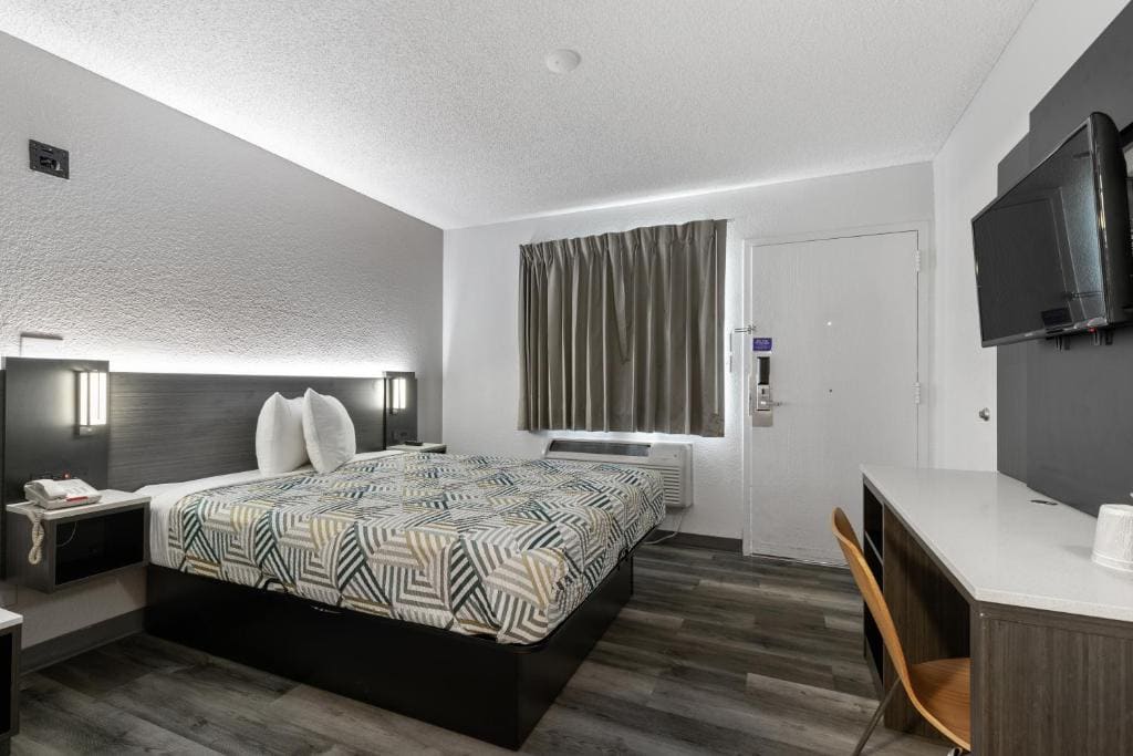 Double Room - Disability Access - Roll In Shower room - Image 2