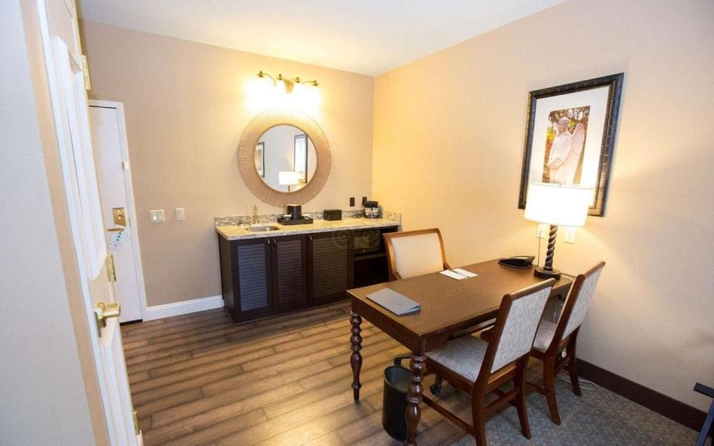 Two-Room Suite with Two Queen Beds - Mobility Access room - Image 3