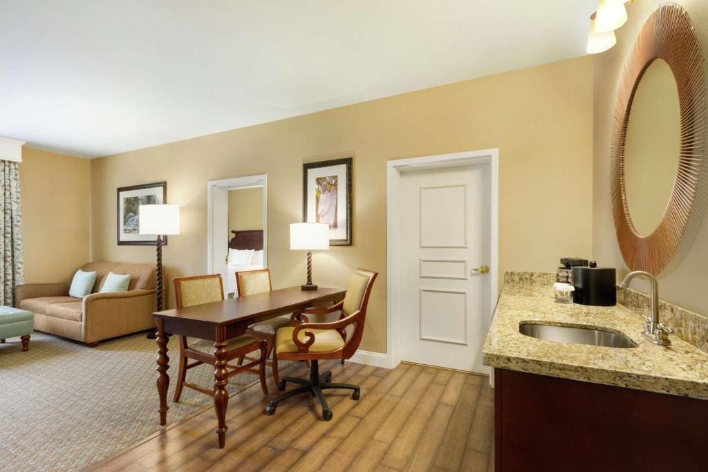 One-Bedroom King Suite - Hearing Access/Non-Smoking room - Image 1