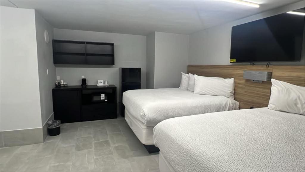 Family King Suite with Three King Beds - Non-Smoking room - Image 1