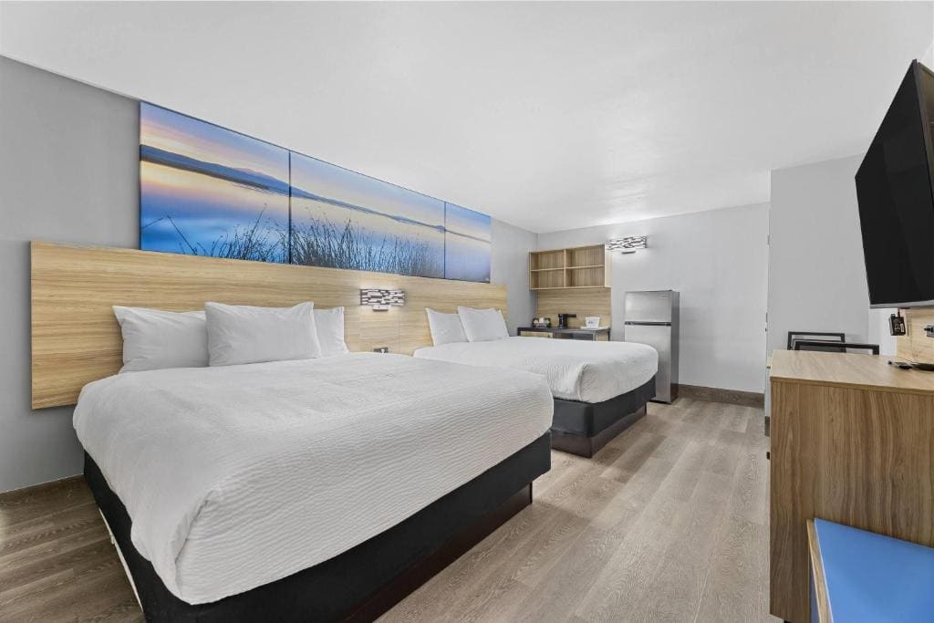 Suite with One King Bed and Bathtub with Grab Bars - Mobility Accessible/Non-Smoking room - Image 1