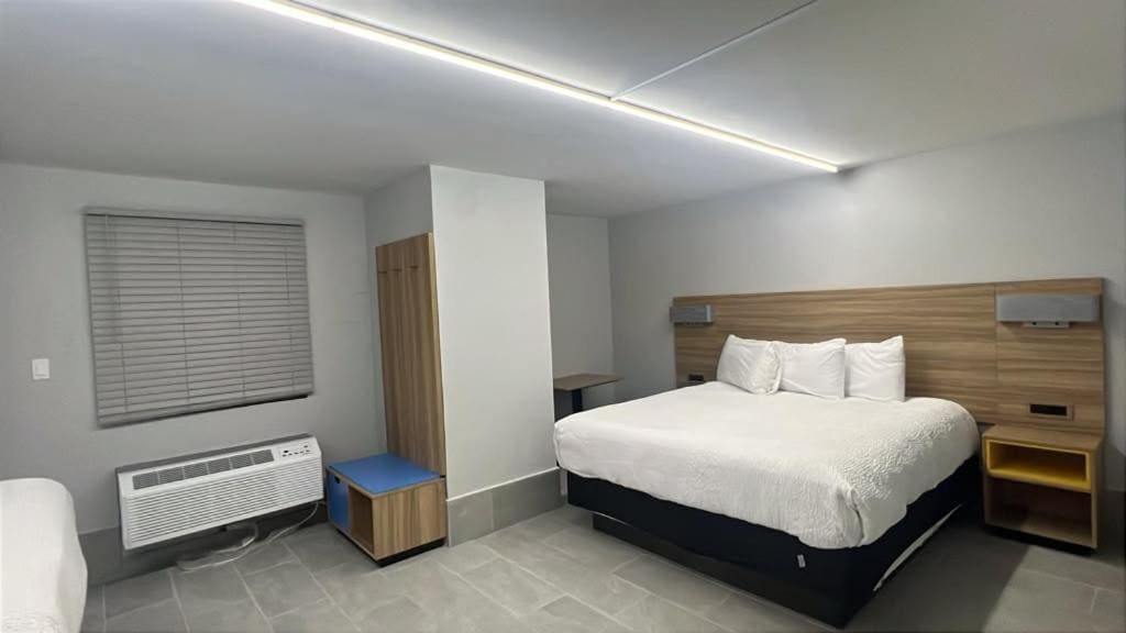 Family King Suite with Three King Beds - Non-Smoking room - Image 2