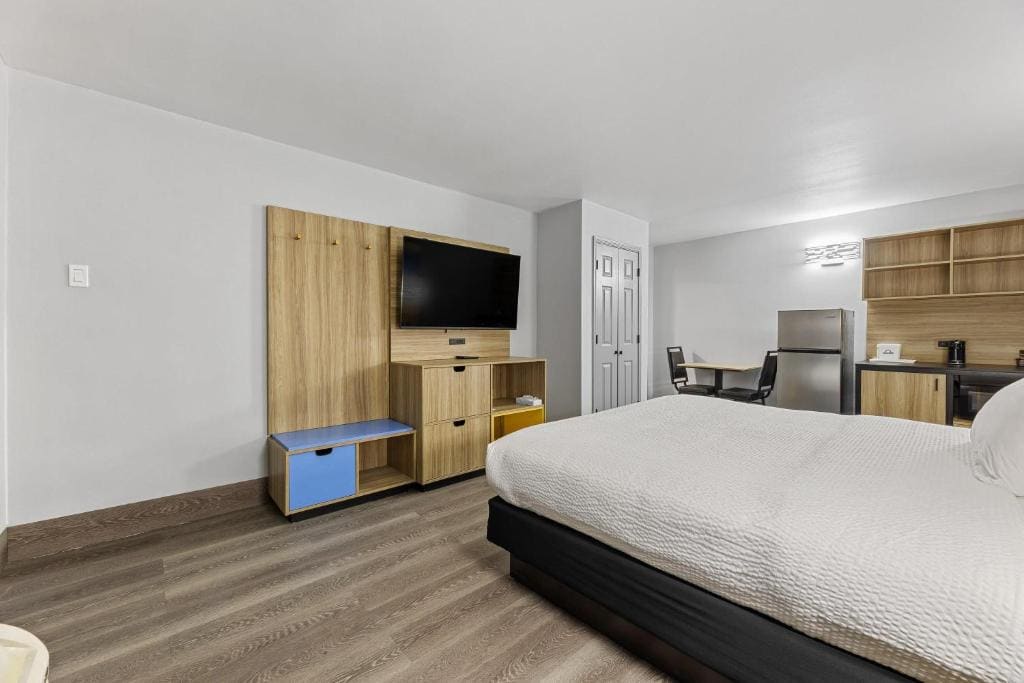 Suite with One King Bed and Bathtub with Grab Bars - Mobility Accessible/Non-Smoking room - Image 3
