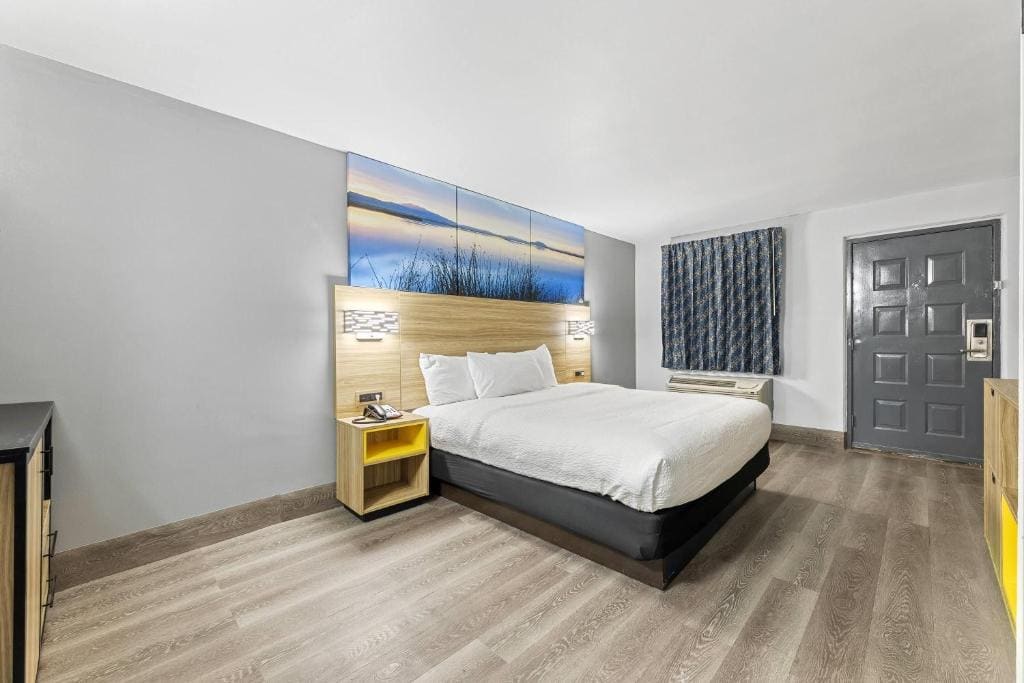 King Suite - Non-Smoking room - Image 1