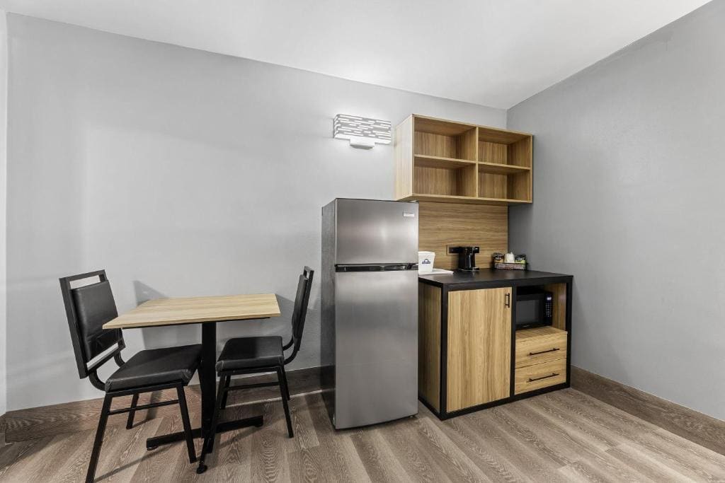 Deluxe King Suite - Non-Smoking room - Image 1