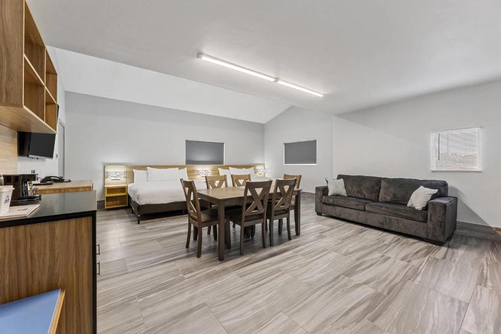 Family King Suite with Two King Beds and Sofa Bed - Non-Smoking room - Image 3