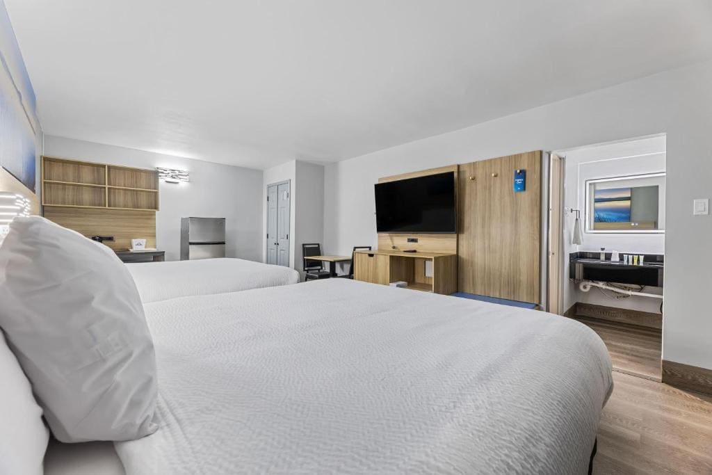 Deluxe Suite with Two King Beds - Non-Smoking room - Image 3