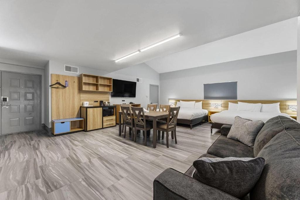 Family King Suite with Two King Beds and Sofa Bed - Non-Smoking room - Image 2