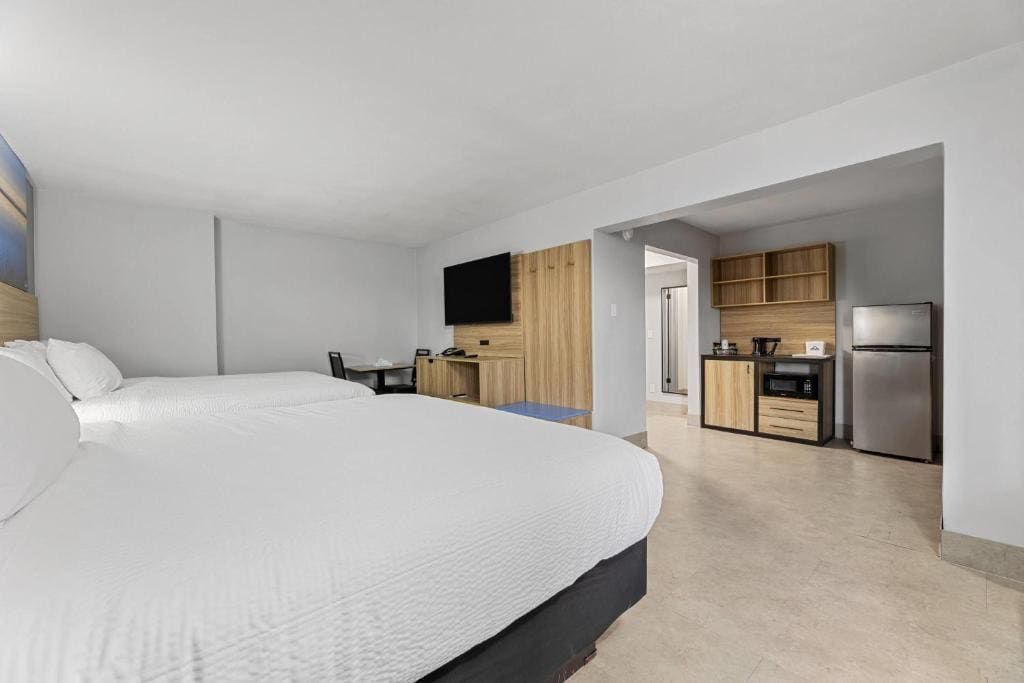 Suite with Two King Beds - Non-Smoking room - Image 3