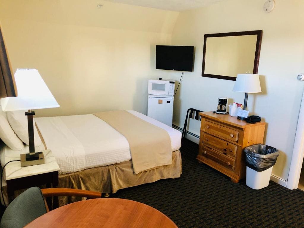 Queen Room with Partial Sea View room - Image 2