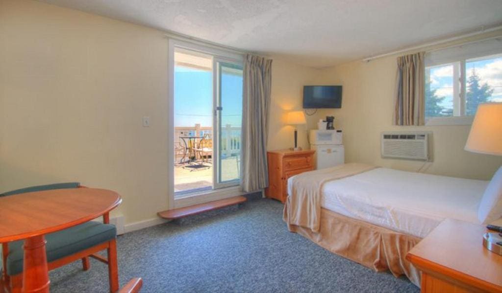 Queen Room with Partial Sea View room - Image 3