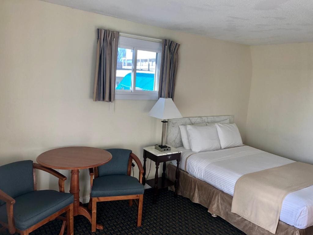 Queen Room with Partial Sea View room - Image 1