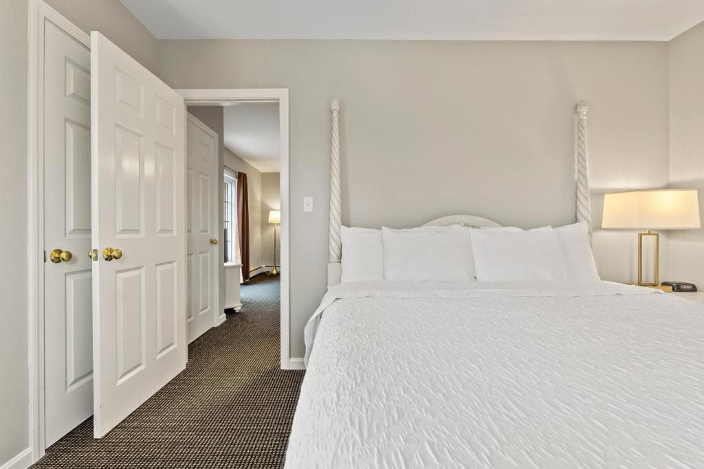 One-Bedroom Suite with Stairs room - Image 3
