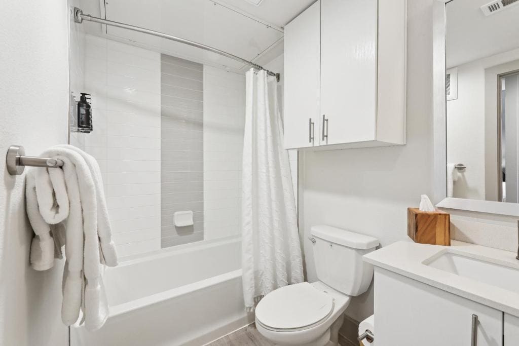 Studio Apt on East 6th St. room - Image 1