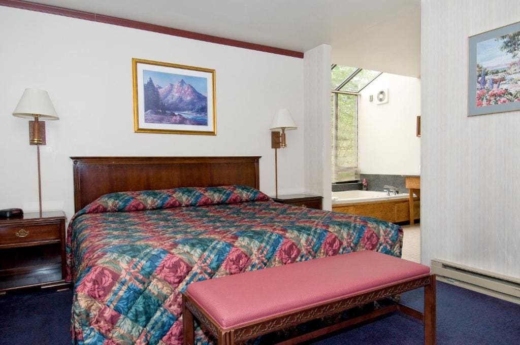 King Suite with Jacuzzi Tub room - Image 2