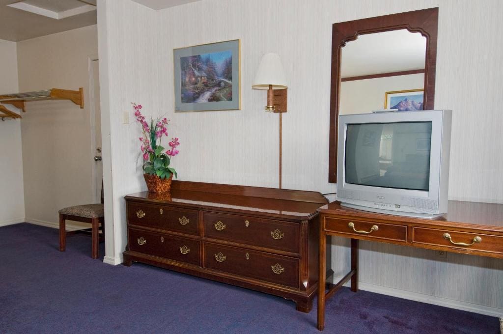 King Suite with Jacuzzi Tub room - Image 3