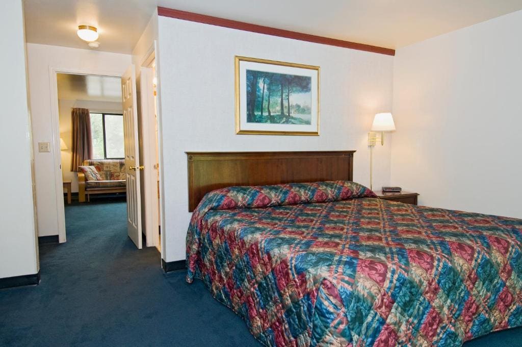 King Suite with Jacuzzi Tub room - Image 1