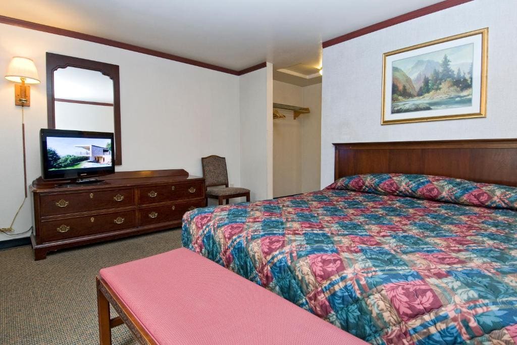 One-Bedroom King Suite room - Image 3