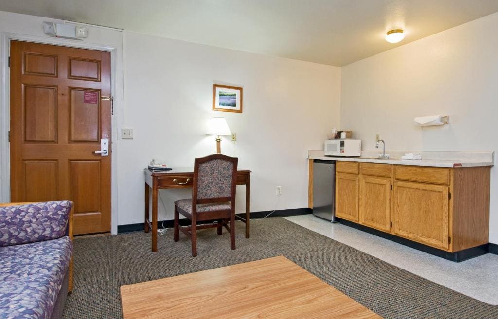 One-Bedroom King Suite room - Image 2