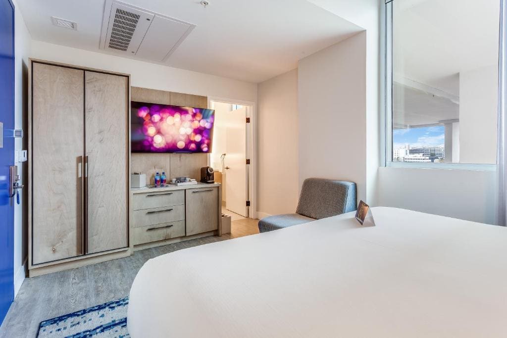 Compact King Room room - Image 3