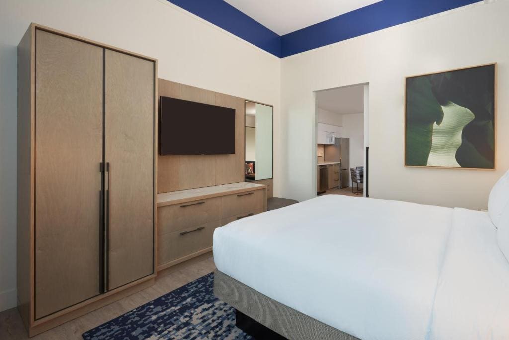 King Suite with Sofa Bed and Kitcthen room - Image 2