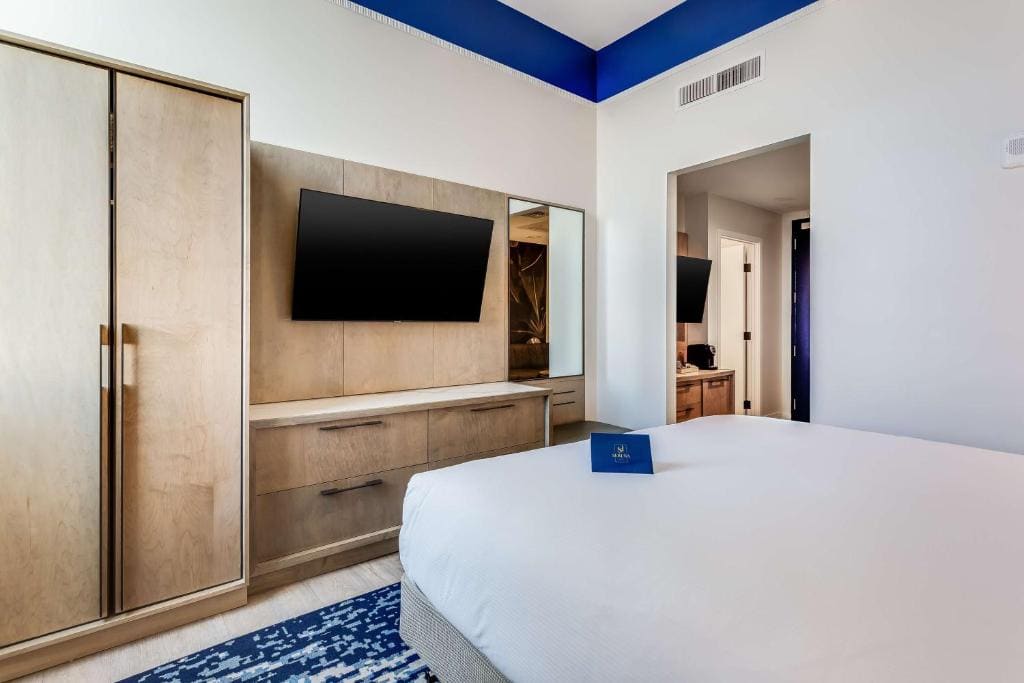 One-Bedroom King Suite room - Image 2