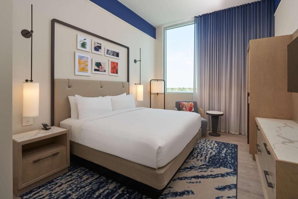 King Suite with Sofa Bed and Kitcthen room - Image 1